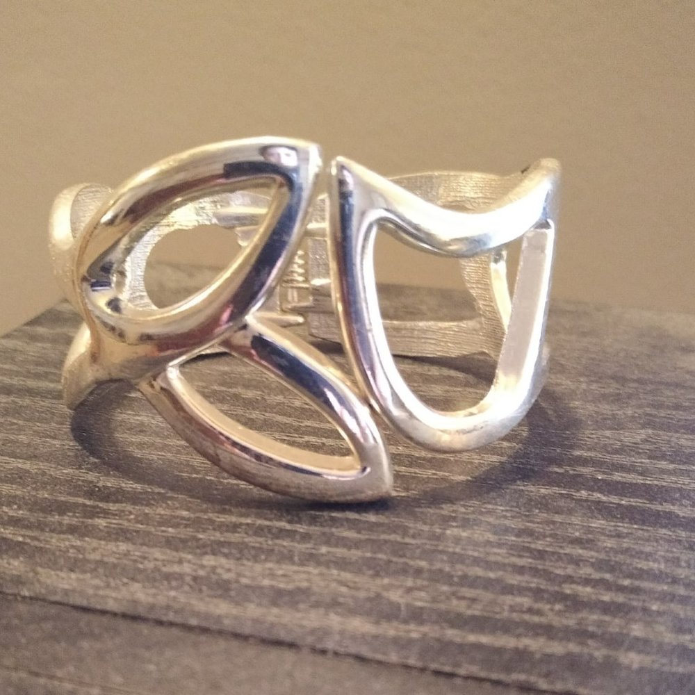 Beautiful Silvertone Hinged Bangle Bracelet